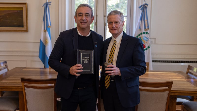 Elder David A. Bednar, du Collège des douze apôtres, à droite, pose pour une photo avec le maire Pablo Javkin au Palais municipal de Rosario, en Argentine, le 20 mai 2026.