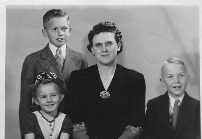 Le president Dallin H. Oaks avec sa mere, Stella, son frere Merrill et sa soeur Evelyn. Le pere du president Oaks est decede quand il avait 7 ans, et sa mere a eleve trois enfants seule.