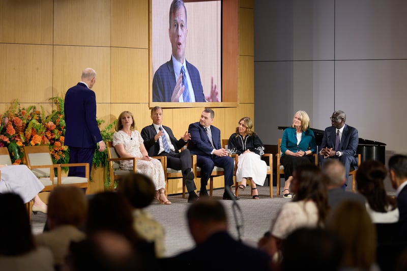 Frère Dale G. Renlund, à gauche, s'adresse aux participants d'un panel lors du séminaire 2026 pour les nouveaux dirigeants de mission.