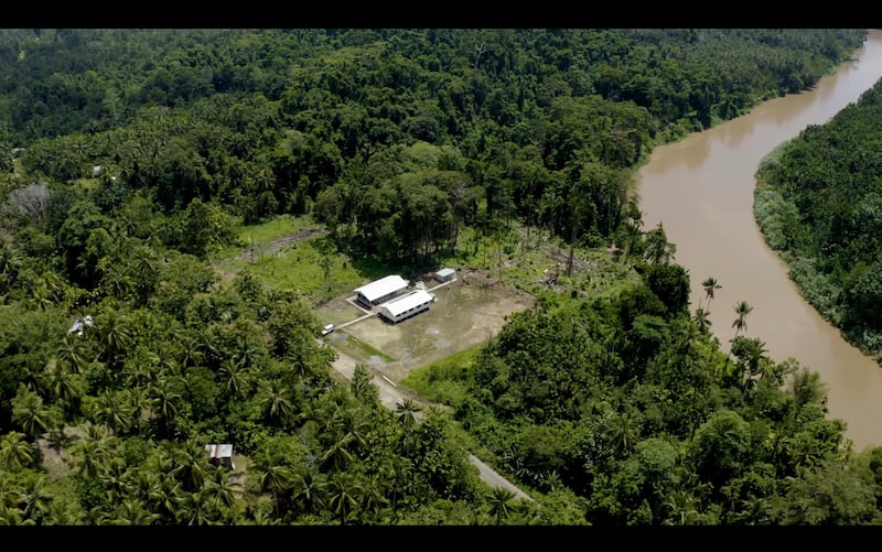 Une église simplifiée en Papouasie-Nouvelle-Guinée, équipée de panneaux solaires et de l’Internet par satellite Starlink, permet aux congrégations de saints des derniers jours de se rassembler, d’étudier et de participer aux programmes de l’Église dans les régions reculées.