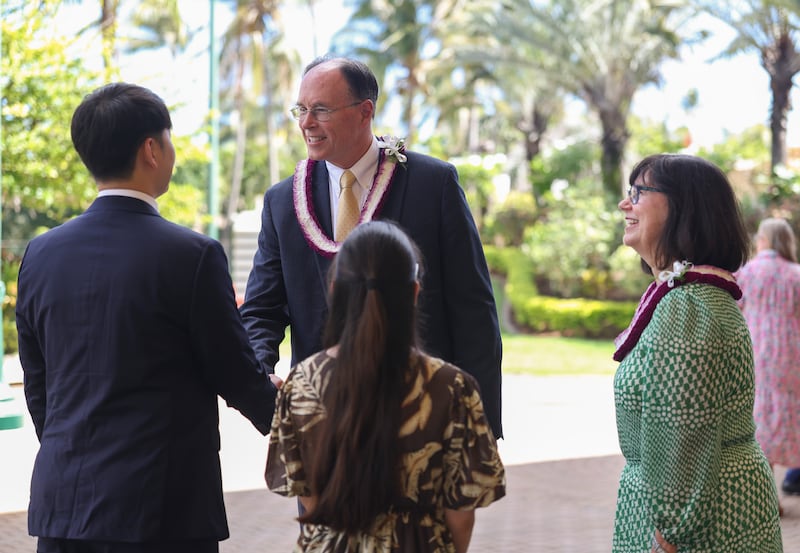 L’évêque président W. Christopher Waddell et son épouse, sœur Carol S. Waddell, saluent des étudiants de BYU–Hawaï à la suite d’une réunion spirituelle sur le campus tenue au Cannon Activities Center à Laie (Hawaï), le mardi 13 octobre 2026.
