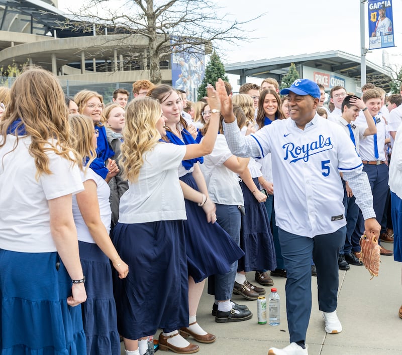 Frère G. Michael Ortiz, soixante-dix d'interrégion de l'Église de Jésus-Christ des Saints des Derniers Jours, salue les bénévoles lors de la soirée JustServe au match des Royals de Kansas City à Kansas City, Missouri, jeudi 9 avril 2026.