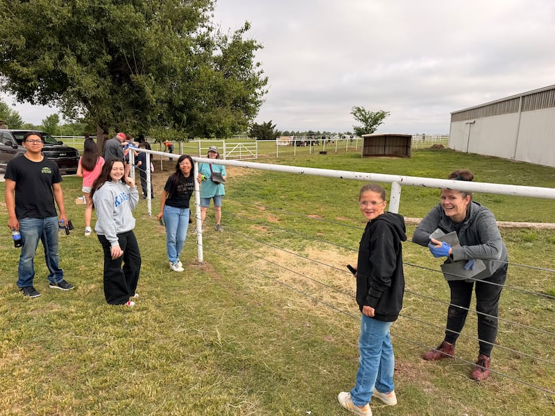 Des jeunes bénévoles peignent une clôture au Savannah Station Therapeutic Riding Program à Yukon, en Oklahoma, pour la Journée mondiale du service des jeunes en avril 2026.