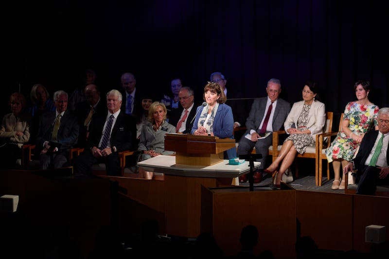 Sœur Valérie Caussé, épouse de frère Gérald Caussé, prend la parole lors d'une veillée spirituelle dans le cadre du Séminaire 2026 pour les nouveaux présidents de mission.