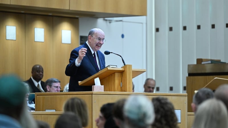 Elder Quentin L. Cook, du Collège des douze apôtres, s'adresse aux membres et amis de l'Église à travers le Royaume-Uni et l'Irlande lors d'une diffusion historique depuis la chapelle de Hyde Park à Londres, le dimanche 24 mai 2026.