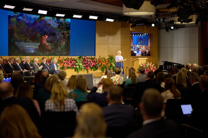 Emily Belle Freeman, présidente générale des Jeunes Filles et membre du Conseil exécutif missionnaire de l'Église, s'exprime lors du Séminaire 2026 pour les nouveaux présidents de mission le samedi 20 juin 2026, au centre de formation des missionnaires de Provo, à Provo, en Utah.