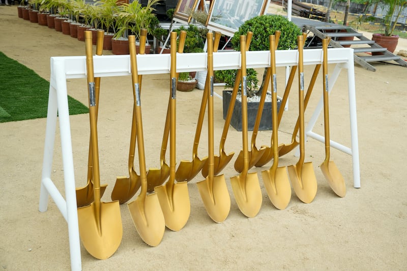 Des pelles cérémonielles sont alignées pendant la cérémonie d'ouverture du chantier du temple de Naga (Philippines), le 8 août 2026, à Naga City (Philippines).