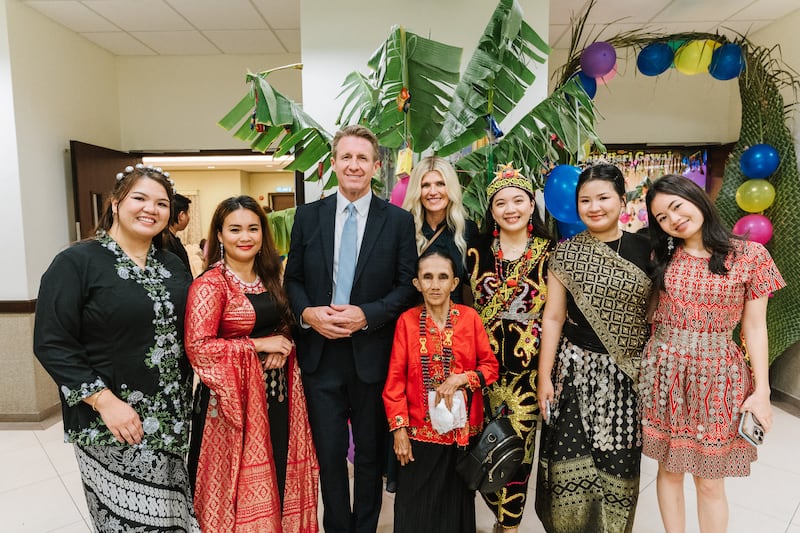 Le président général des Jeunes Gens Timothy L. Farnes et son épouse, sœur Linsey Farnes, posent pour une photo avec des jeunes lors d'un festival de récolte Gawai à Sibu, en Malaisie, dans le cadre d'une affectation de ministère dans des pays d'Asie, du 21 au 31 mai 2026.