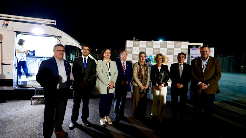 Des représentants locaux de la santé et du gouvernement se joignent aux dirigeants de l’Église devant une unité médicale mobile sur le parking de la chapelle du pieu d’Iquique, à Iquique (Chili), en juillet 2026.