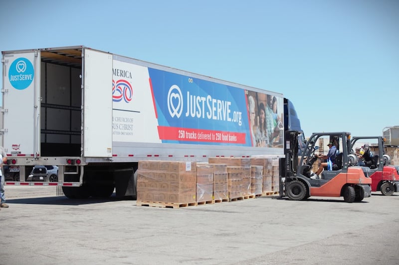 Un don de nourriture de l'Église de Jésus-Christ des Saints des Derniers Jours est déchargé d'un camion au High Desert Second Chance à Hesperia (Californie), le mardi 14 juillet 2026.