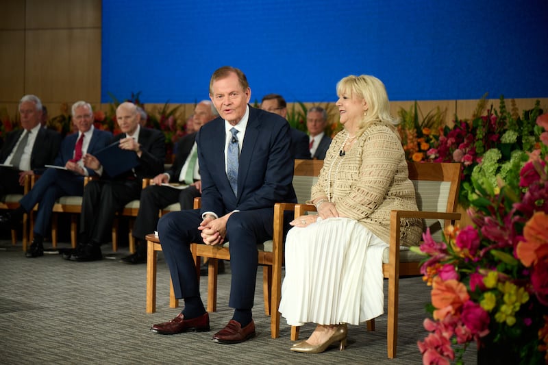 Frère Gary E. Stevenson du Collège des douze apôtres et sa femme, sœur Lesa Stevenson, s'adressent ensemble aux participants du Séminaire de 2026 pour les nouveaux présidents de mission au centre de formation des missionnaires de Provo à Provo, Utah, le vendredi 19 juin 2026.