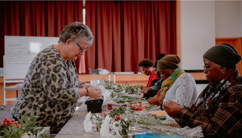 Joanna Zafirakou, instructrice d'art floral, enseigne les bases de l'art floral commercial à des membres de la communauté au Centre d'amitié et d'entraide de Wembley.