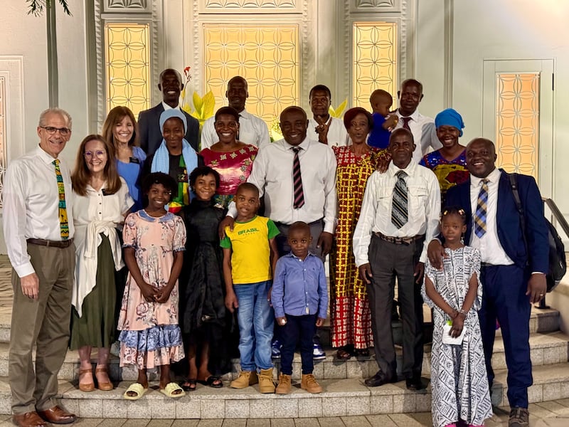 Pascal et Lauralyn Budge, dirigeants récemment relevés de la mission d’Abidjan Est (Côte d’Ivoire), à gauche, se tiennent devant le temple d’Abidjan (Côte d’Ivoire) avec des membres de la branche de Bamako (Mali) le 11 février 2026.