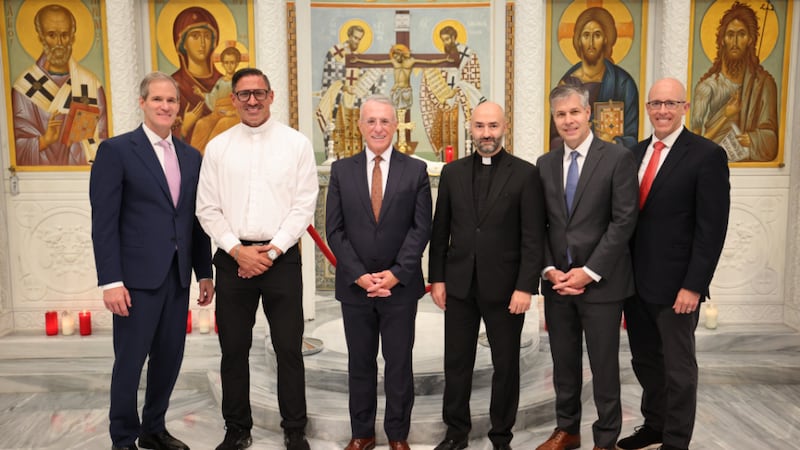 Frère Ulisses Soares, du Collège des douze apôtres, troisième à partir de la gauche, et d'autres dirigeants de l'Église rencontrent les dirigeants de l'archidiocèse orthodoxe grec d'Amérique à l'église orthodoxe grecque et sanctuaire national Saint-Nicolas à New York, le vendredi 21 août 2026.