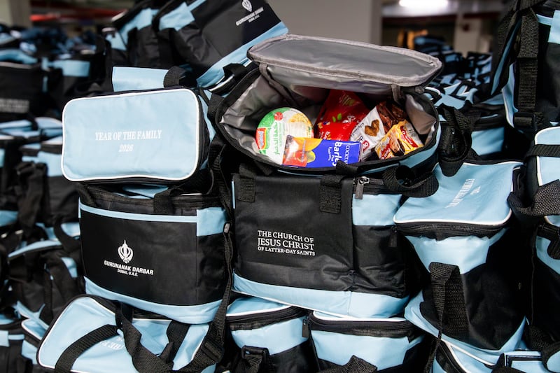 Des kits alimentaires ont été préparés par des membres de L'Église de Jésus-Christ des Saints des Derniers Jours et de la communauté sikhe dans le cadre d'un projet de service conjoint, à Dubaï, aux Émirats arabes unis, le vendredi 21 août 2026.