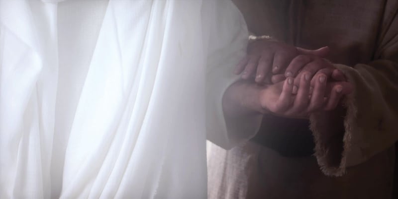 Jésus-Christ invite les gens à toucher les plaies dans ses mains dans cette scène tirée des Vidéos de la Bible.