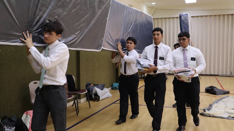 Des bénévoles et des missionnaires de l'Église de Jésus-Christ des Saints des Derniers Jours préparent des articles pour les personnes touchées par les séismes jumeaux au Venezuela le samedi 27 juin 2026.