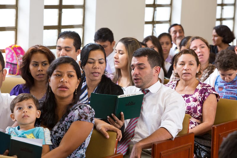 Des saints des derniers jours à Manaus, au Brésil, chantent un cantique lors de la réunion de Sainte-Cène.