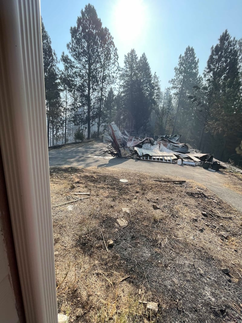 Un atelier situé au domicile de Robert L. Sanders, président du pieu de Mount Spokane (Spokane, Washington), a été brûlé lors des récents incendies de forêt près de Spokane (Washington), tel que montré le 3 août 2026.