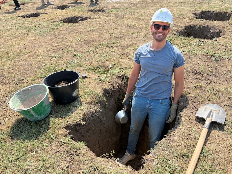 Mauro Dicataldo, un bénévole venu de Paris (France), travaille dans une excavation de fondation lors d'un projet de service d'Habitat for Humanity Roumanie à Berceni (Roumanie), en août 2026.
