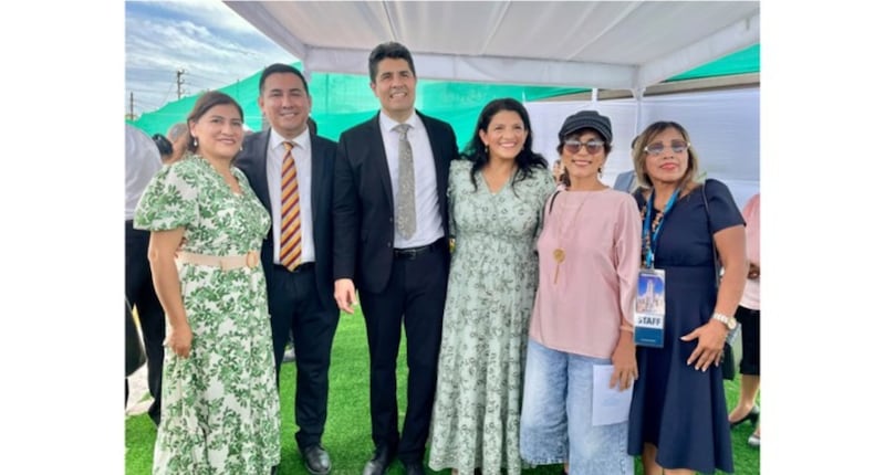 Frère Sandino Román et sœur Lupita Román, au centre, sont accompagnés d’autres participants à la cérémonie d’ouverture du chantier du temple d’Iquitos (Pérou).