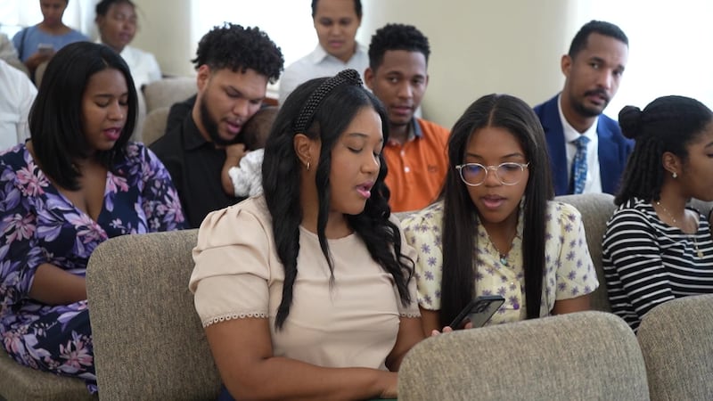 Des membres d'une assemblée en République dominicaine chantent des cantiques tirés de « Cantiques pour le foyer et l'Église » pendant leur réunion de Sainte-Cène.