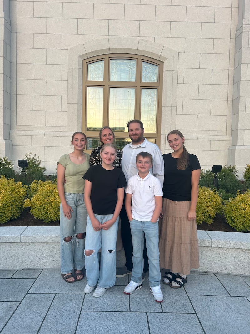 La famille Moon du pieu de Springfield, en Oregon, se tient devant le temple de Willamette Valley, en Oregon.