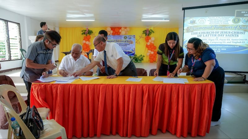 Des responsables signent des documents pour un don de fauteuils de classe et de matériel médical de l’Église à Villaba, Leyte (Philippines), le 14 septembre 2026.