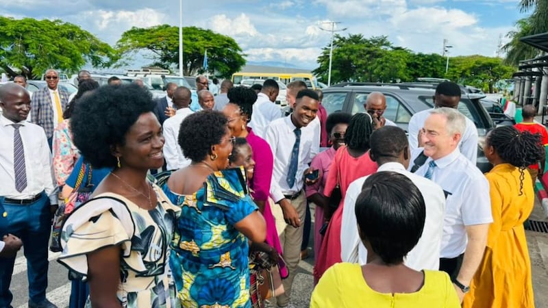 Des missionnaires reçoivent un accueil chaleureux à leur arrivée à l'aéroport international Melchior Ndadaye de Bujumbura, au Burundi, le 16 avril 2026.
