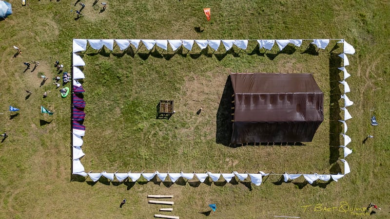La réplique achevée du tabernacle, y compris les murs extérieurs, l’autel des sacrifices, la cuve d’airain et le bâtiment, se dresse au « Camp Hesed » des jeunes du pieu d’Eagle River (Alaska), du 9 au 13 juin 2026.