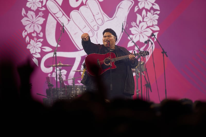 Iam Tongi chante lors de la conférence 2026 des JAS de la région d'Utah au palais des congrès Salt Palace à Salt Lake City, le vendredi 14 août 2026.