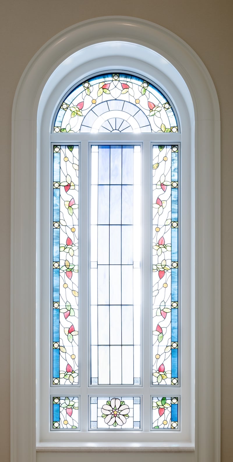 Un vitrail d'art à l'intérieur du temple de Modesto (Californie).