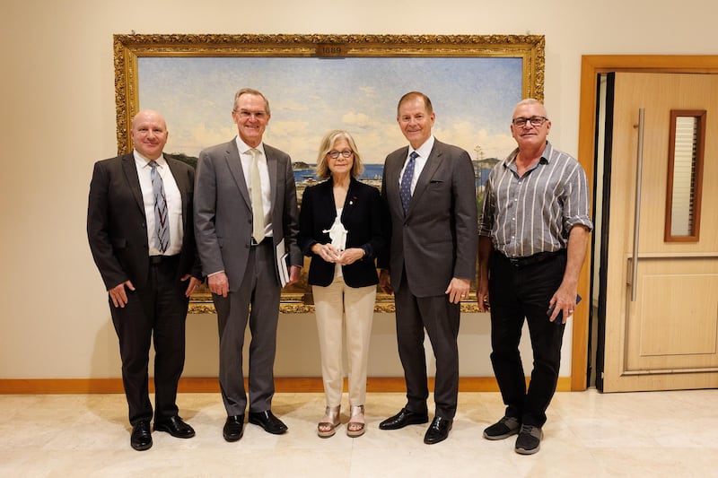 Elder Peter F. Meurs, président de l'interrégion du Pacifique, deuxième à partir de la gauche, et Elder Gary E. Stevenson, du Collège des douze apôtres, deuxième à partir de la droite, rencontrent Sonia Lagarde, maire de Nouméa, Nouvelle-Calédonie, le 20 mai 2026.