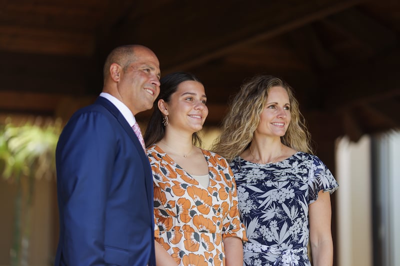 Le president de BYU-Hawaii, John S.K. Kauwe III, et son epouse, soeur Monica Kauwe, posent pour une photo avec leur fille, qui a interprete un numero musical au piano lors de la devotionnelle du campus le mardi 6 mai 2025, a Laie, Hawaii.