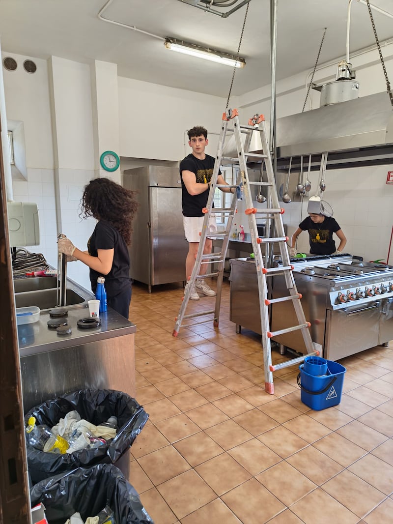Des jeunes adultes célibataires venus de Malte et de Sicile nettoient la cuisine et le matériel de la Casa Scalabrini 634 à Rome, en Italie.