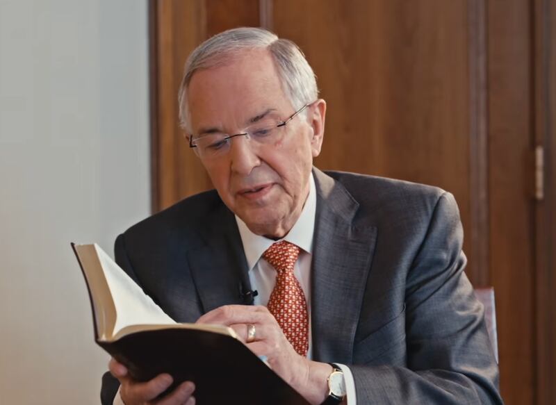 Frere Neil L. Andersen, du College des douze apotres, s'entretient avec son fils Derek Andersen a Salt Lake City pour un episode de balado publie le 22 avril 2026 sur "Divot", une emission de balado de Derek Andersen.