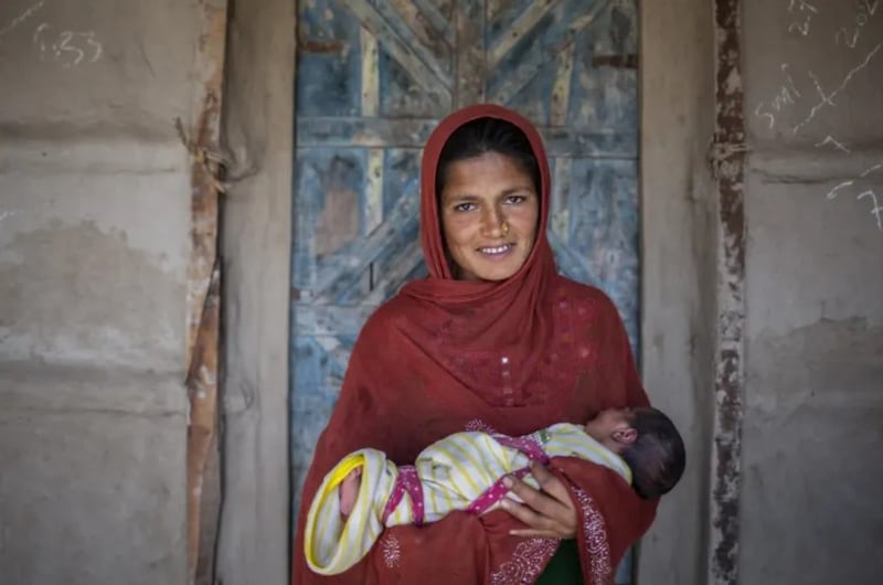 Une mère tient son bébé au Pakistan.