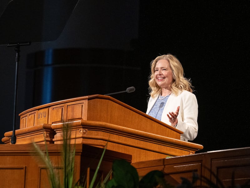 Sœur Jennifer Meredith prend la parole lors d'une assemblée spirituelle de l'Université Brigham Young-Idaho le mardi 21 avril 2026 à Rexburg, en Idaho.
