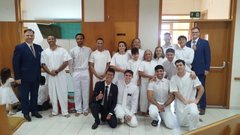 Photo prise avant un service baptismal à Belo Horizonte, au Brésil, où les nouveaux membres ont été attirés vers l'Église grâce au nouveau temple.