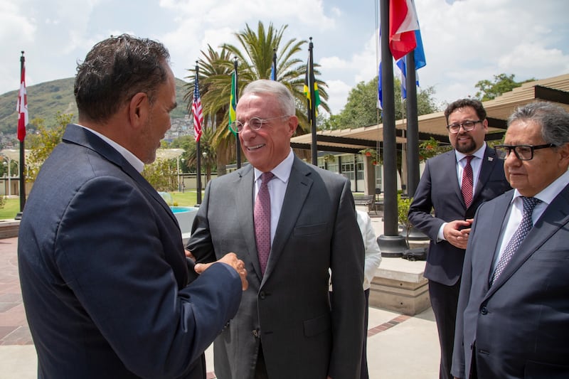 Frère Ulisses Soares du Collège des douze apôtres salue un membre du Sénat du Mexique au centre de formation des missionnaires du Mexique le vendredi 28 août 2026.