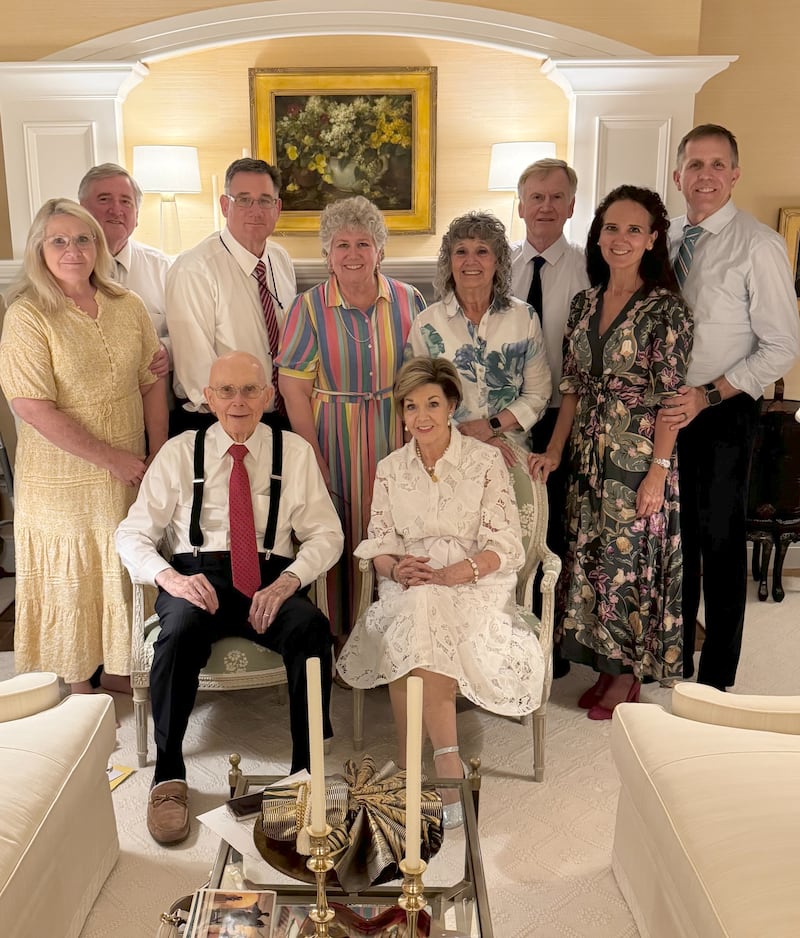 Le président Dallin H. Oaks et son épouse, sœur Kristen M. Oaks, se réunissent en famille dans l'Utah le lundi 10 août 2026 pour célébrer son 94e anniversaire.