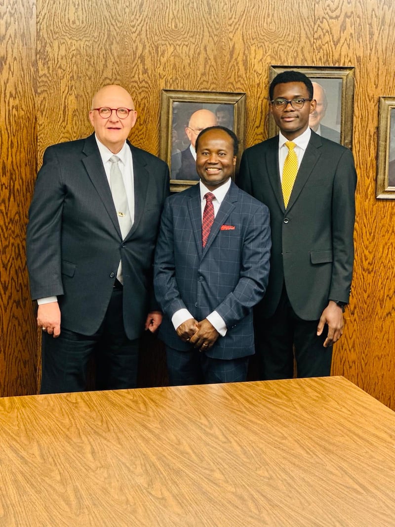 Les membres de la nouvelle présidence de la branche (francophone) de Lehi 35 — le président Carter Charles, d'Haïti, au centre, et ses conseillers Patrick Gérard, à gauche, et Jaron Mutombo, à droite — posent pour une photo le 9 février 2025, à Lehi (Utah).