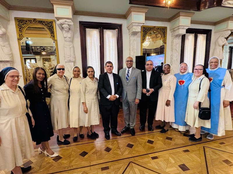 Frère Ahmad S. Corbitt, soixante-dix Autorité générale et membre de la présidence de l'interrégion de la Caraïbe, se tient en costume gris avec d'autres dirigeants religieux. Il a représenté L'Église de Jésus-Christ des Saints des Derniers Jours lors d'un événement interconfessionnel dans le cadre d'une journée nationale de prière et d'action de grâce qui s'est tenu le 7 septembre 2026 dans la salle des Cariatides du Palais national à Saint-Domingue, en République dominicaine.