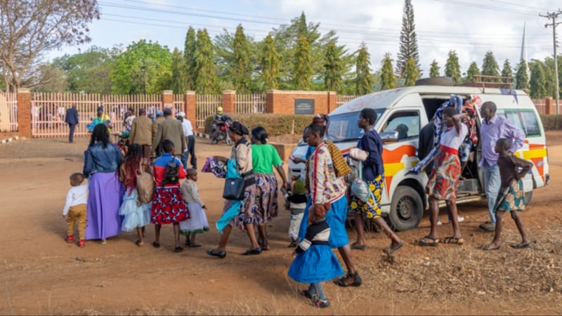 Des membres et des amis de l'Église arrivent à la chapelle du pieu de Kyulu Kenya pour une conférence spéciale de pieu avec frère Gérald Caussé le dimanche 18 octobre 2026.