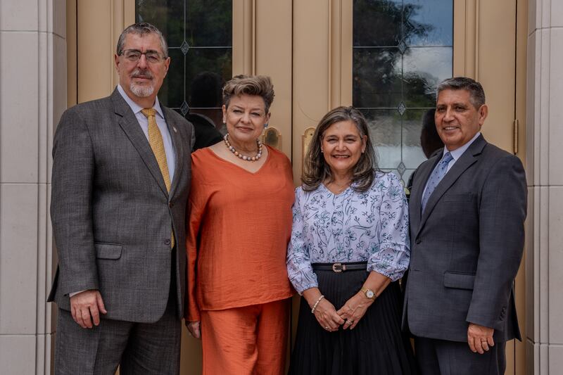 Le président du Guatemala Bernardo Arévalo et la première dame Lucrecia Peinado, à gauche, posent aux côtés de frère Patricio M. Giuffra — un soixante-dix Autorité générale et président de l’interrégion d’Amérique centrale — et de son épouse, sœur Maria Giuffra, à droite, devant le temple de Miraflores, Guatemala (Guatemala), lors d’une visite pour invités de marque le 20 août 2026, à Guatemala (Guatemala).