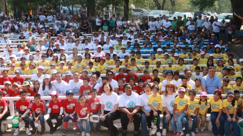La présidente Susan H. Porter et Tracy Y. Browning prennent une photo de groupe avec des dizaines d'enfants, des membres de l'Église et leurs amis, tous portant des chandails JustServe, lors d'une activité de service à Tuxtla Gutiérrez, Chiapas, Mexique, le 16 mai 2026.