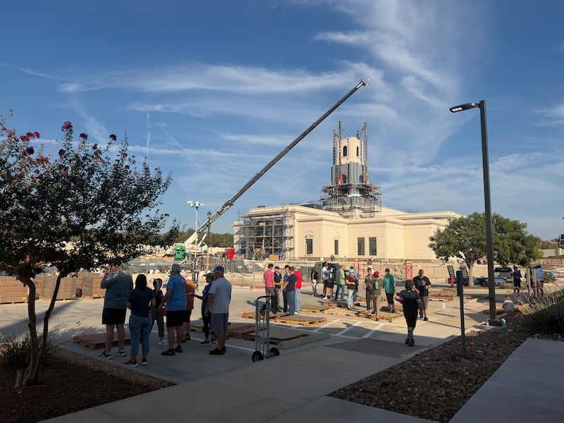 Des bénévoles saints des derniers jours travaillent à l'extérieur du temple d'Austin (Texas) en construction tout en déchargeant 40 000 livres de nourriture données par l'Église à destination de banques alimentaires locales à Cedar Park (Texas), le mercredi 23 septembre 2026.