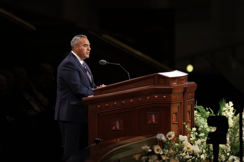Frere Jorge T. Becerra, soixante-dix Autorite generale, parle lors de la session du samedi matin de la 196e conference generale annuelle de l'Eglise de Jesus-Christ des Saints des Derniers Jours au Conference Center a Salt Lake City, le 4 avril 2026.