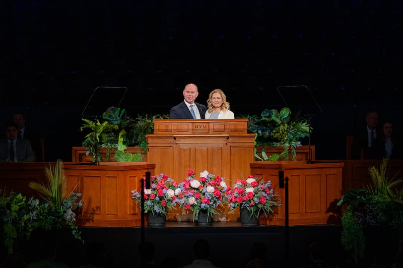 Le president de l'Universite Brigham Young-Idaho, Alvin F. Meredith III, et sa femme, soeur Jennifer Meredith, prennent la parole lors d'une devotionnelle sur le campus le mardi 21 avril 2026, a Rexburg, en Idaho.