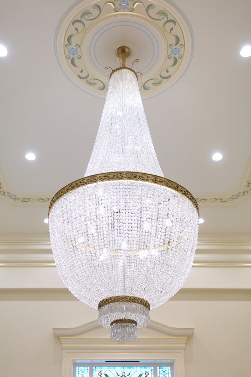 Un lustre à l'intérieur du temple de Miraflores (Guatemala, Guatemala).
